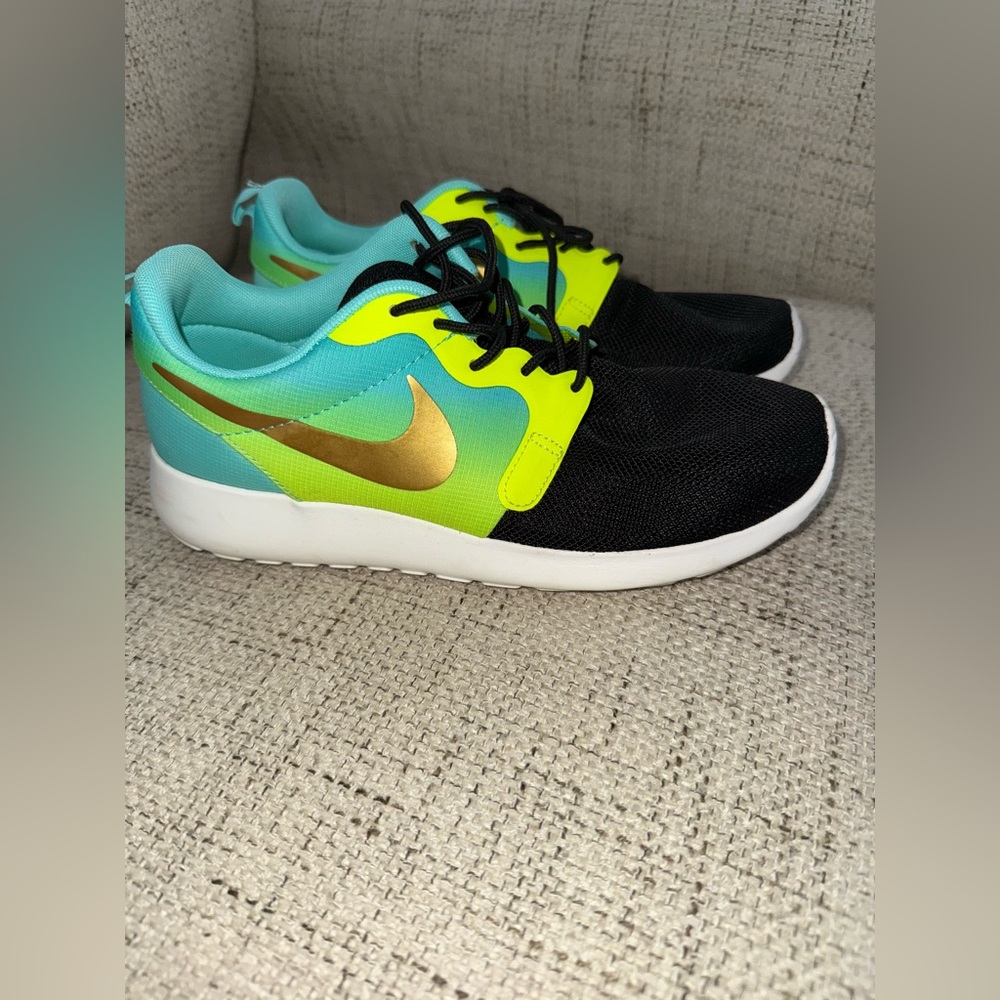 Women’s Nike Roshe Run Magista Pack